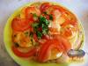 Фото к рецепту: Запеченные яйца под томатным соусом с лососем