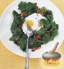 Фото к рецепту: Салат из шпината с яйцами-пашот