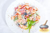 Фото к рецепту: Почти греческий салат с мясом краба