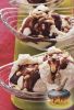 Фото к рецепту: Мороженое с шоколадным соусом и кедровыми орешками