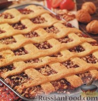 Фото к рецепту: Венгерский пирог с клубничным джемом и орехами