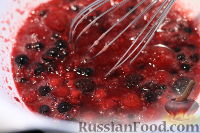 Фото приготовления рецепта: Творожный торт с ягодами и печеньем - шаг №13