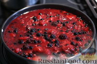 Фото приготовления рецепта: Творожный торт с ягодами и печеньем - шаг №14